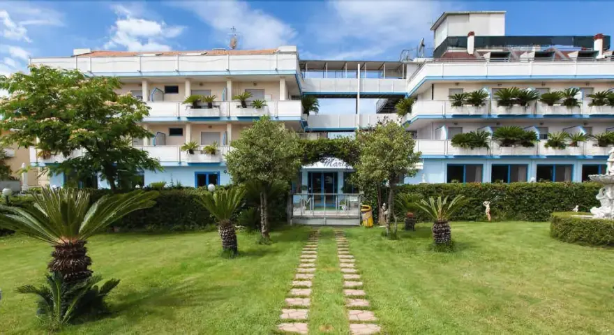 Il villaggio degli angeli a Scerni Pineto, un'oasi di pace con un giardino curato e una fontana decorativa.