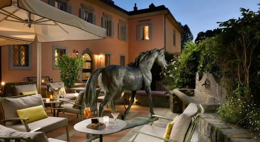 Terrazza con scultura equina e arredi eleganti, un invito al relax nella villa d'arte Pontassieve.