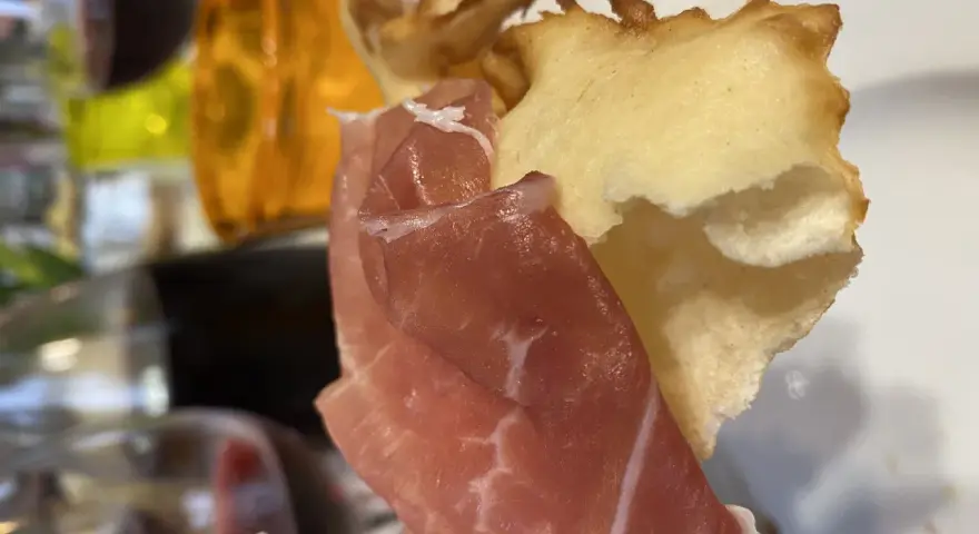 Prosciutto crudo e gnocco fritto: un assaggio di cosa mangiare a Parma. Perfetto per iniziare una cena emiliana.