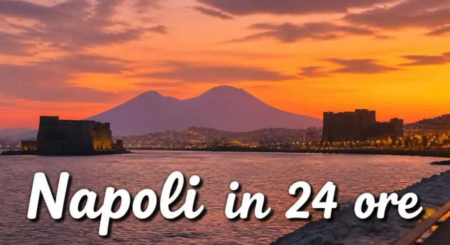 Tramonto su Napoli con Castel dell'Ovo e Vesuvio. Un itinerario Napoli 1 giorno per scoprire la città.