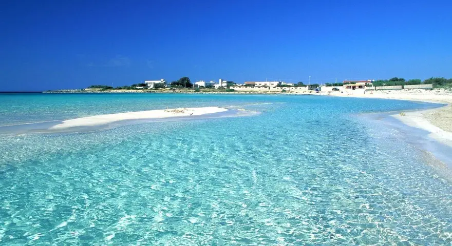 Acque cristalline e sabbia bianca: le spiagge di Porto Cesareo, tra le più belle del Salento, invitano al relax sotto il sole.