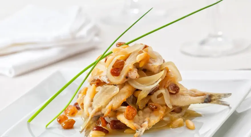 Sardine in saor, un classico delle ricette tipiche del Veneto, con cipolle, uvetta e pinoli.
