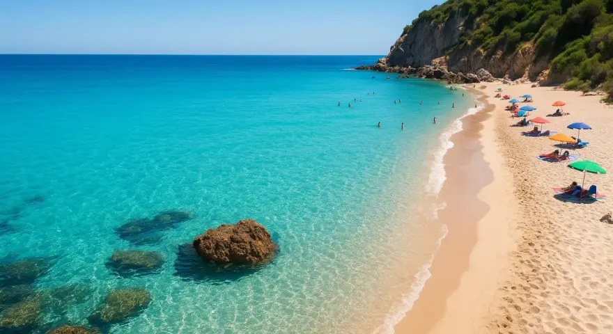 Spiagge del Lazio: sabbia dorata, acque cristalline e ombrelloni colorati sotto una scogliera verdeggiante.