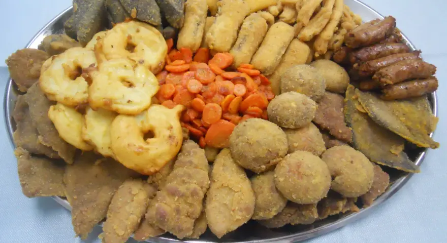 Vassoio con un assortimento di fritto misto, un classico cibo tipico torinese: verdure, polpette, salsicce e pesce.