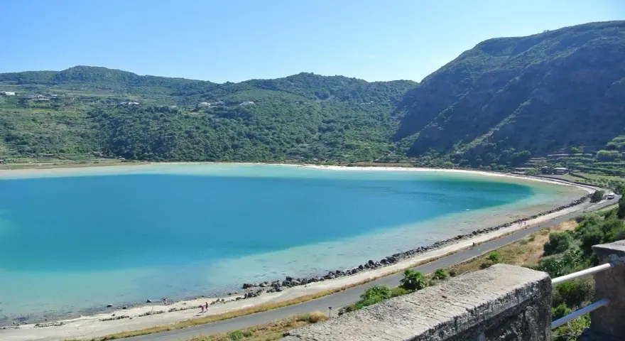 Laghi in Sicilia dove fare il bagno: la splendida laguna di Pantelleria, con acque turchesi e vegetazione lussureggiante, invita a un tuffo rinfrescante.