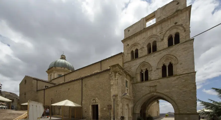 Gangi cosa vedere: imponente duomo con cupola verde e torre medievale con arcate.