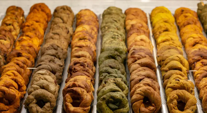 Taralli napoletani in diverse varianti: gialli, verdi, scuri. Un tripudio di sapori e profumi, vere cose tipiche napoletane.