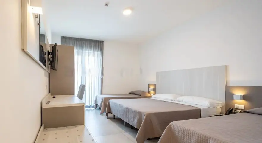 Camera familiare con tre letti nel hotel Settibi Giulianova. Spazio moderno e luminoso, ideale per famiglie.