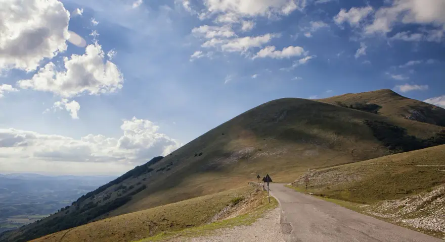 Strada panoramica sui monti umbri, ideale per scoprire cosa vedere a Gubbio e dintorni in 3 giorni.