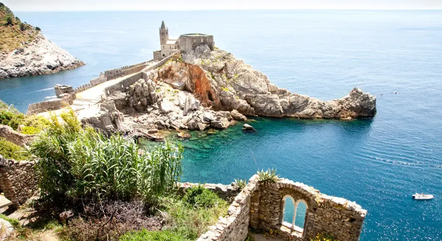 Chiesa di San Pietro a picco sul mare, un gioiello del portovenere centro storico, con acque cristalline e rovine antiche.