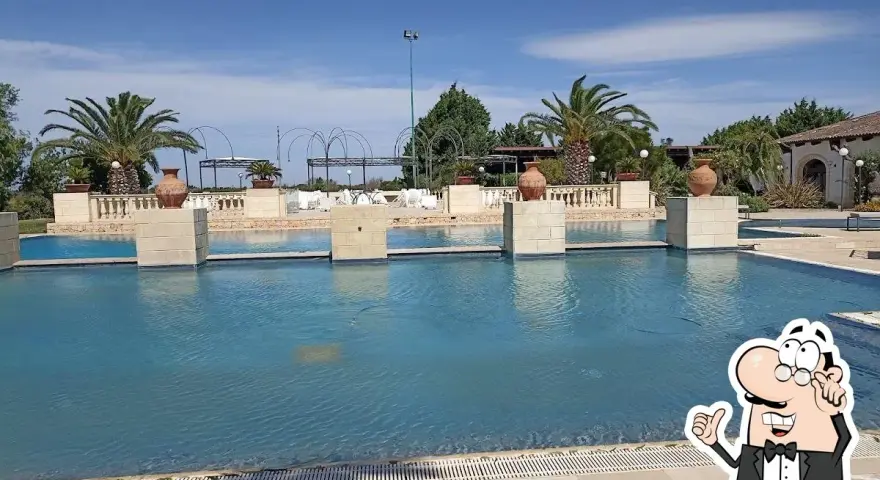 Piscina e palme a Tenuta Caradonna, un luogo ideale per rilassarsi. Le recensioni confermano la bellezza del posto.