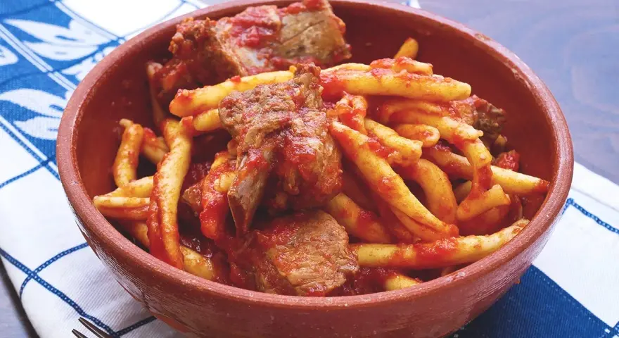 Un piatto di pasta fresca con ragù di carne, un sapore autentico di cibo calabrese.