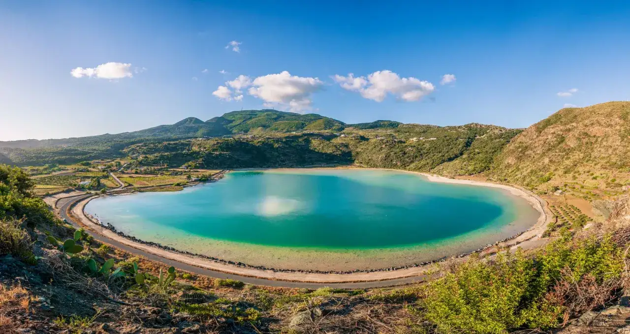 Laghi in Sicilia dove fare il bagno: un'oasi turchese incastonata tra colline verdi, perfetta per un tuffo rinfrescante.