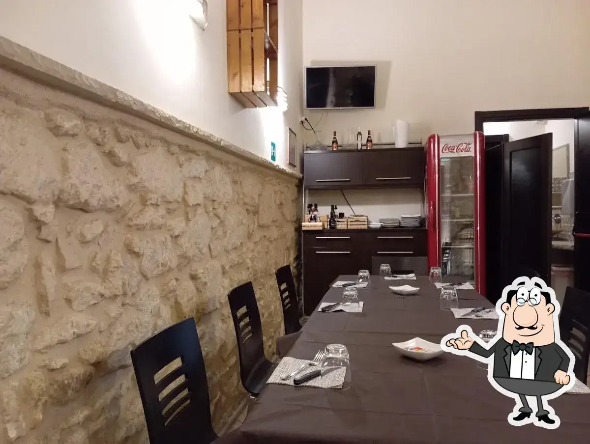 Interno di una casa matta noto, con tavoli apparecchiati e un frigorifero Coca-Cola.