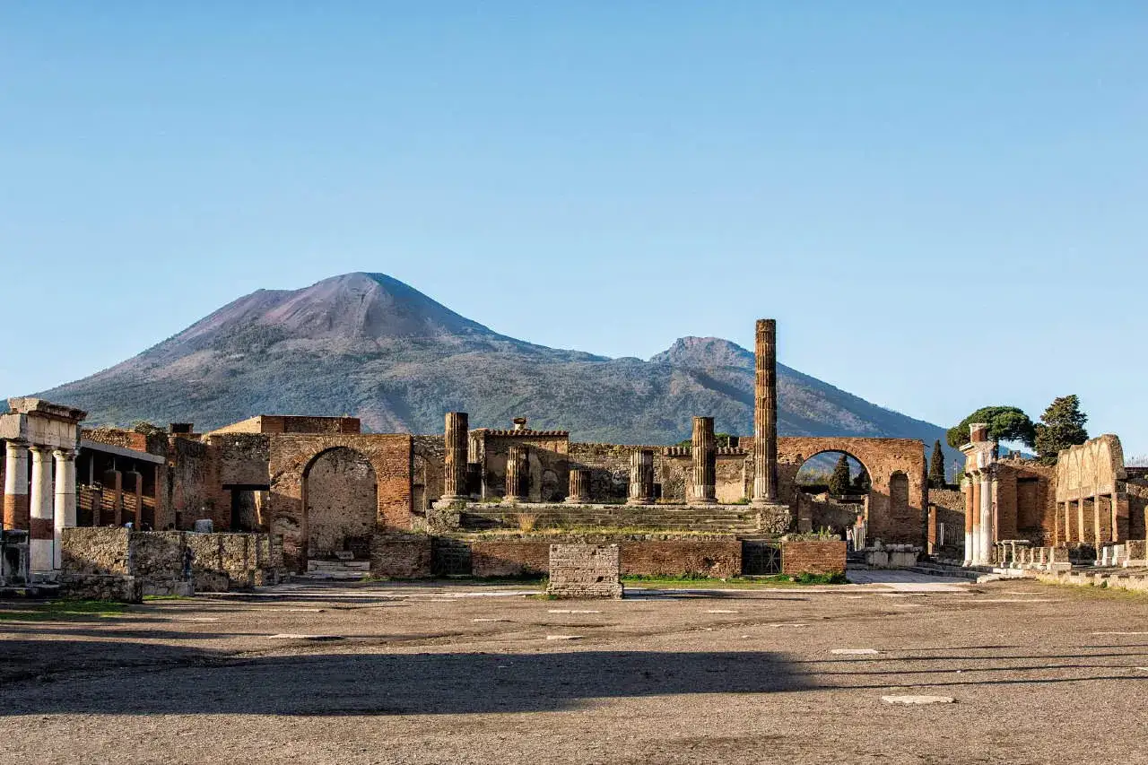Rovine antiche di Pompei con il Vesuvio sullo sfondo, un'icona di Napoli e dintorni.