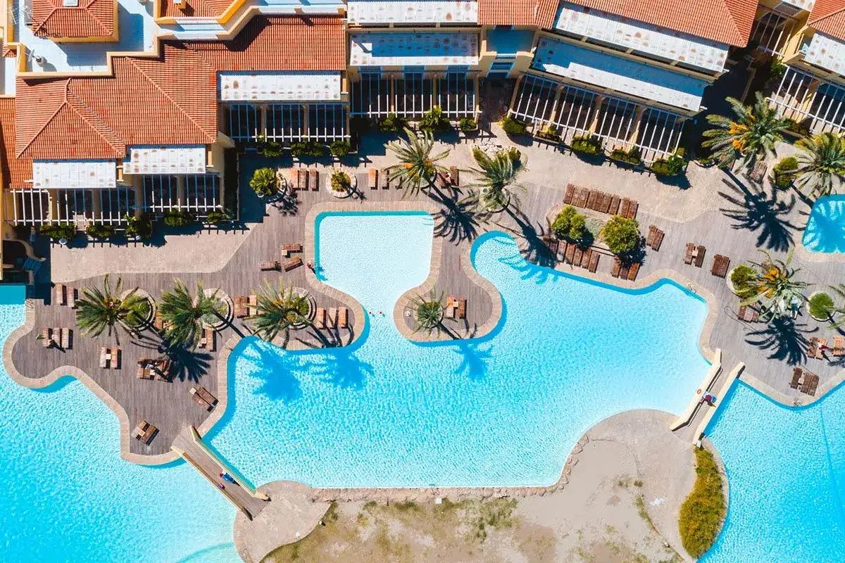 Esperienza Argonauti Sea Life: recensioni positive per questo resort con piscine cristalline e palme.