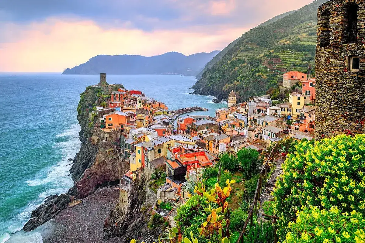 Vernazza, Cinque Terre: un'idea perfetta per dove andare a maggio in Italia. Case colorate a picco sul mare, un borgo da sogno.