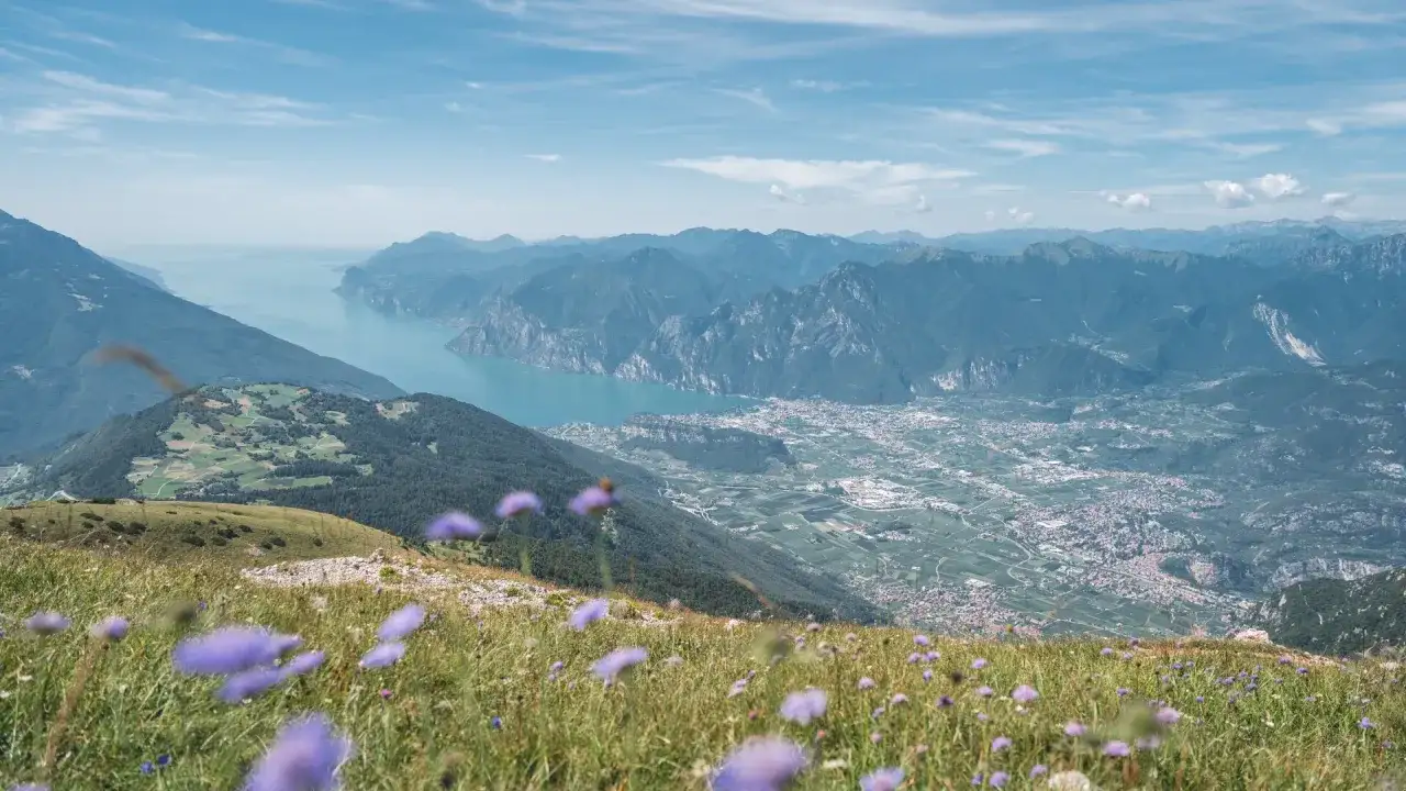 Vista panoramica del lago e delle montagne, ideale per scoprire cosa vedere in Trentino in 3 giorni.