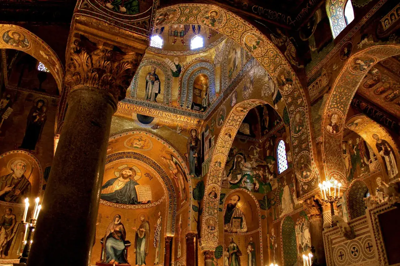 Interno della Cappella Palatina a Palermo, un capolavoro di mosaici dorati. Imperdibile per chi visita cosa vedere a Palermo in 3 giorni.