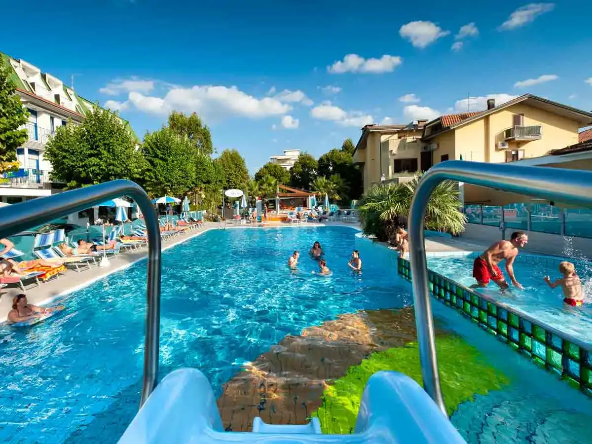 Piscina con scivolo e persone che si divertono, un'ottima opzione per le vacanze, come suggeriscono le recensioni dell'hotel Elizabeth Bellaria.
