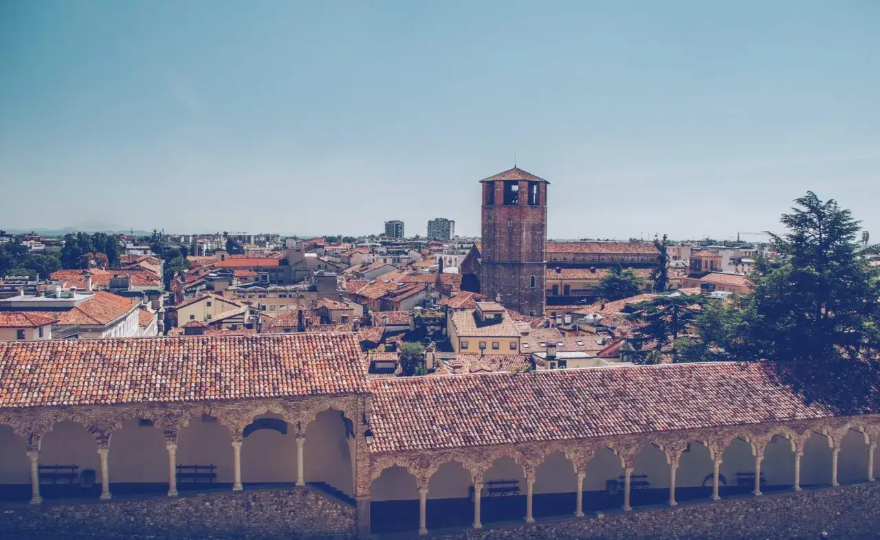 Vista panoramica di Udine con la torre civica e i tetti rossi, perfetta per scoprire cosa vedere a Udine in un giorno.