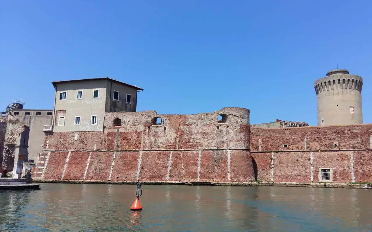 Fortezza Vecchia a Livorno: cosa vedere in un giorno, tra mura antiche e un faro iconico.