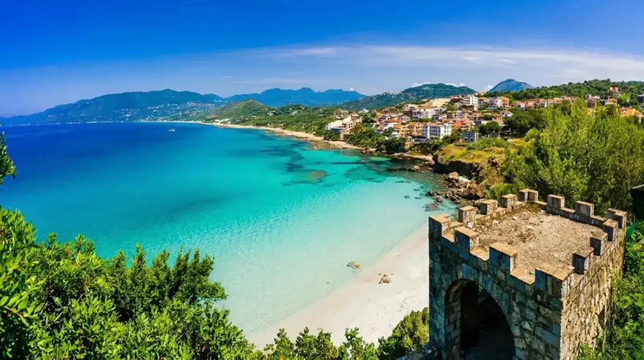 Vista panoramica del Cilento mare con acque cristalline, una spiaggia bianca e un antico torrione.