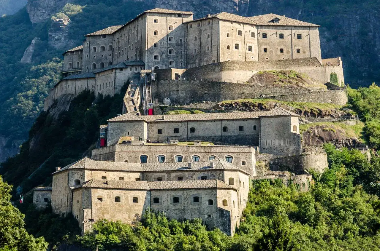 Fortezza di Bard, un luogo imperdibile per chi decide di visitare la Valle d'Aosta, domina la valle con la sua imponenza.