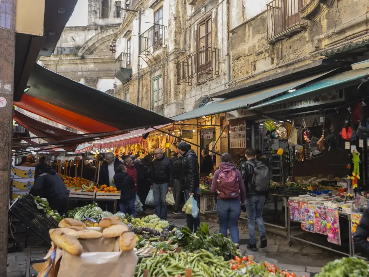 Mercato di Palermo, un tripudio di colori e sapori. Qui scopri cosa mangiare a Palermo, tra bancarelle di frutta, verdura e pane fresco.