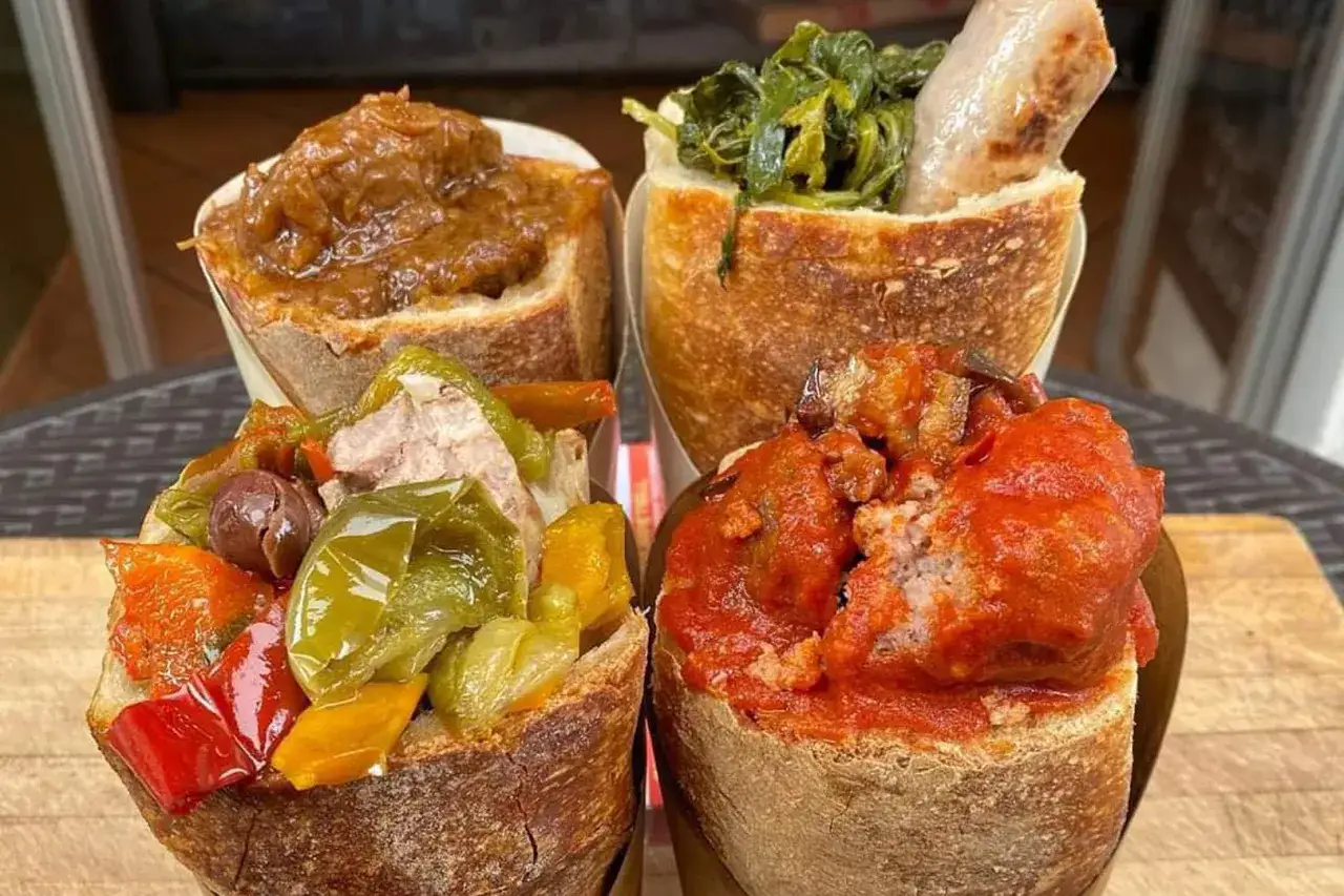 Quattro panini ripieni di cose tipiche napoletane: ragù, verdure miste, polpette al sugo e salsiccia con friarielli.