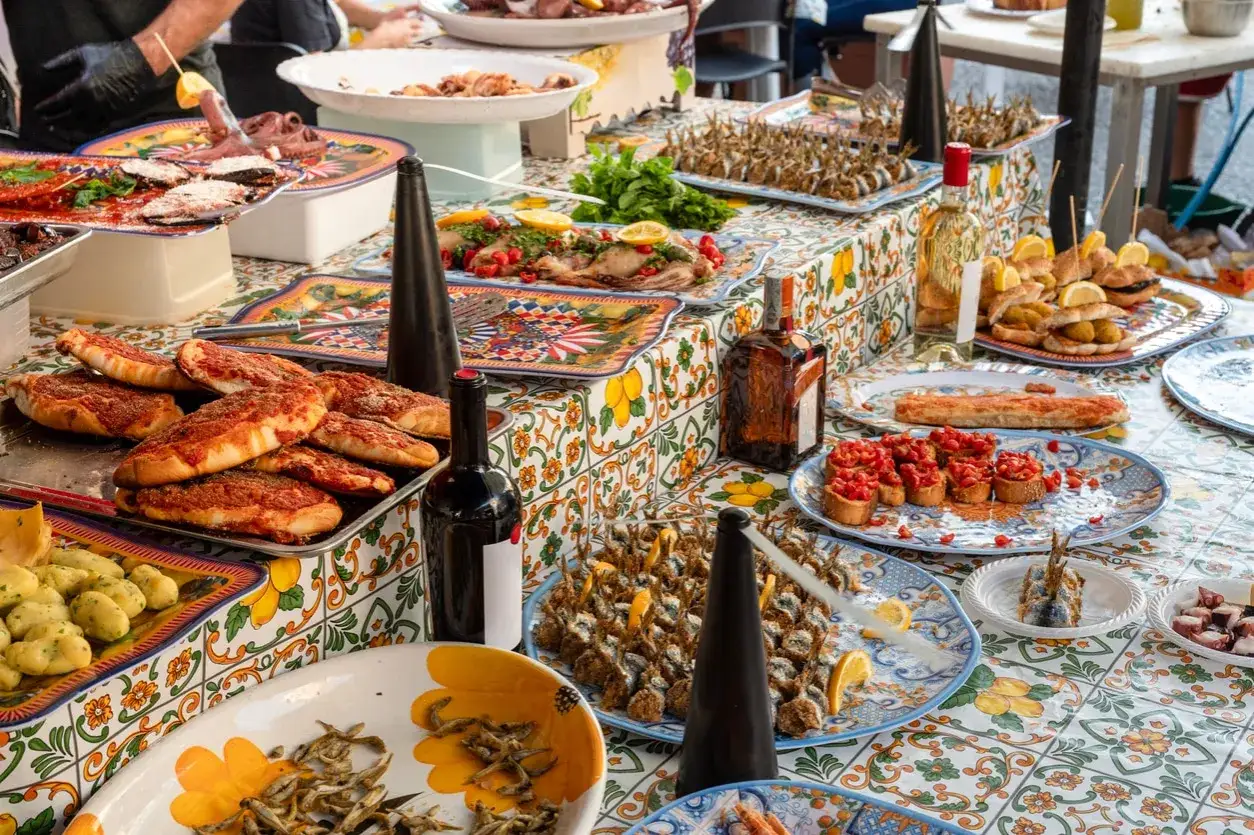 Un banchetto di pesce, pizza e bruschette, un invito a scoprire le cantine da visitare.