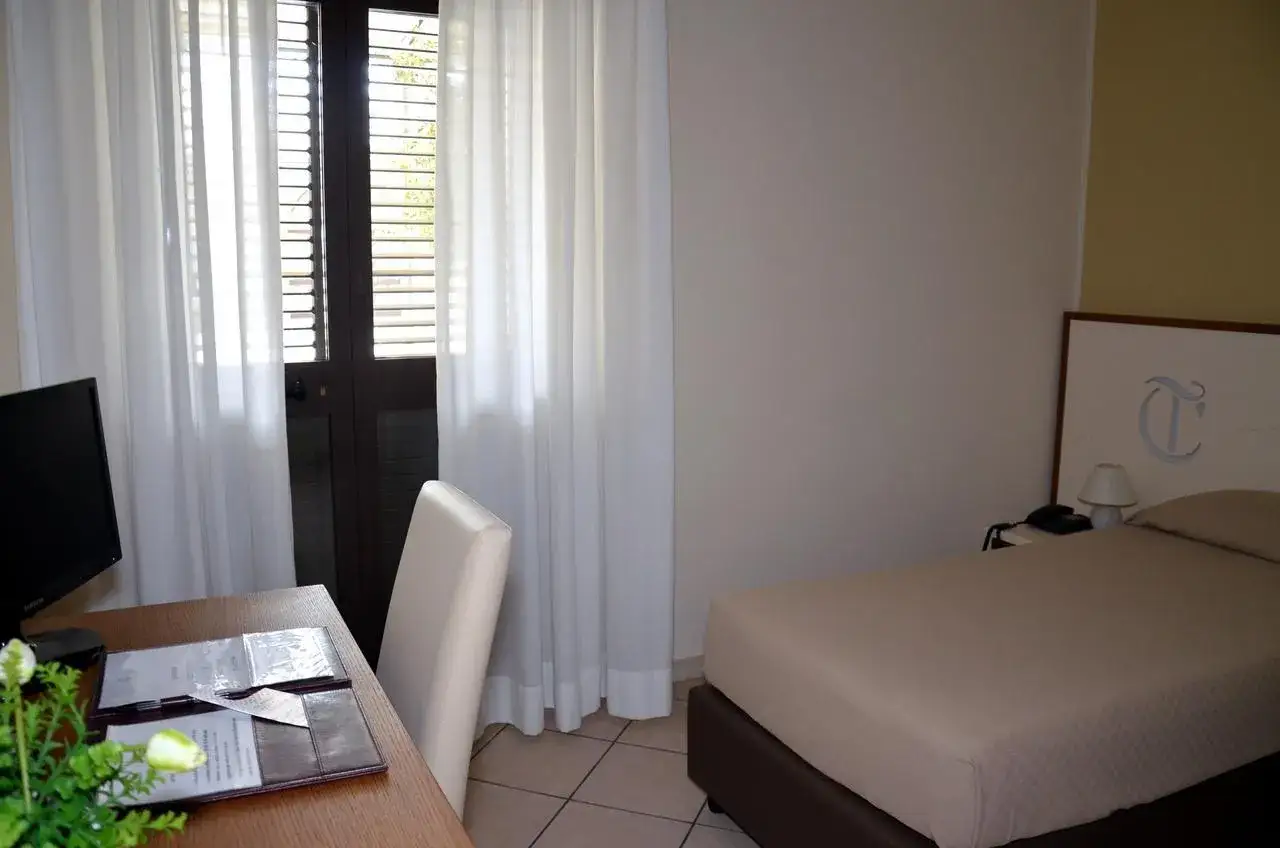 Camera accogliente con letto singolo, scrivania e TV. Le recensioni per Tenuta Caradonna lodano la tranquillit&agrave; e il comfort.