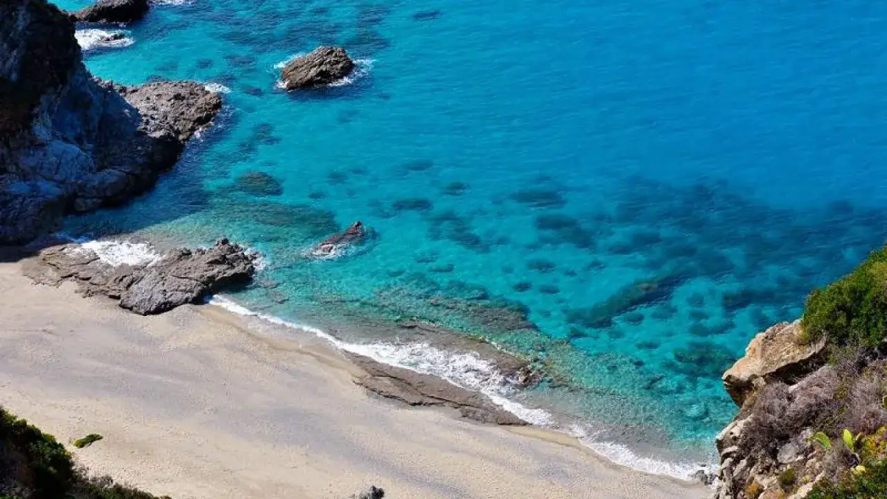 Spiagge della Costa degli Dei, con acque cristalline e rocce che emergono dal mare turchese.