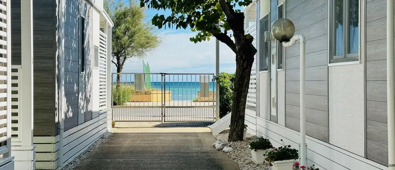Villetta moderna con vista mare al camping Smeraldo Senigallia. La spiaggia &egrave; a pochi passi, ideale per una vacanza rilassante.
