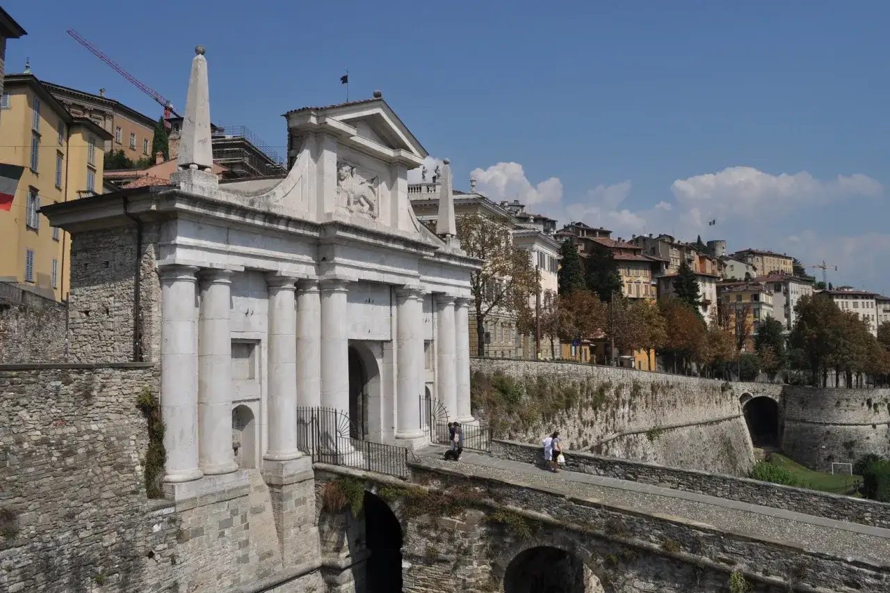 Porta San Giacomo, un'ottima introduzione a cosa vedere a Bergamo in un giorno. La città alta si staglia sullo sfondo.