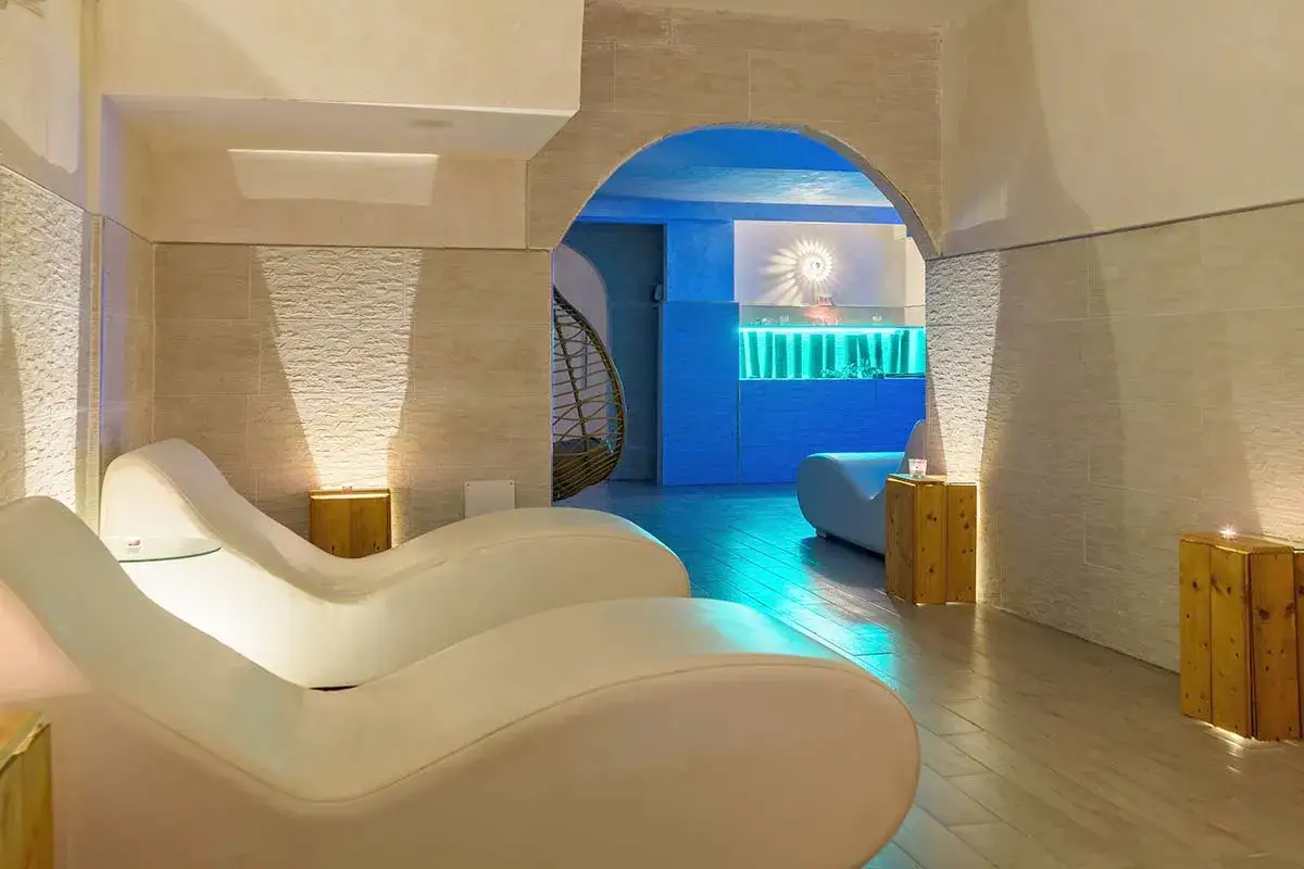 Relax in stile al hotel Cristallo Paestum. Divani curvi e luci soffuse creano un'atmosfera di puro benessere.