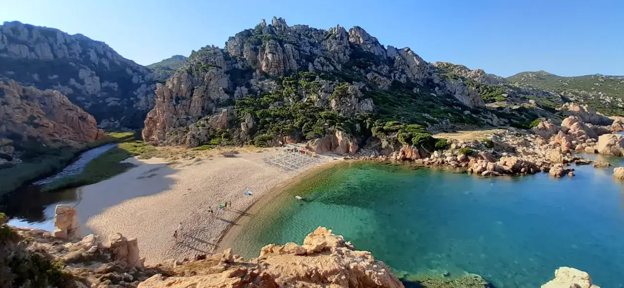 Una baia incantevole, tra le 20 spiagge più belle della Sardegna, con acque cristalline, sabbia dorata e rocce scolpite dal vento.