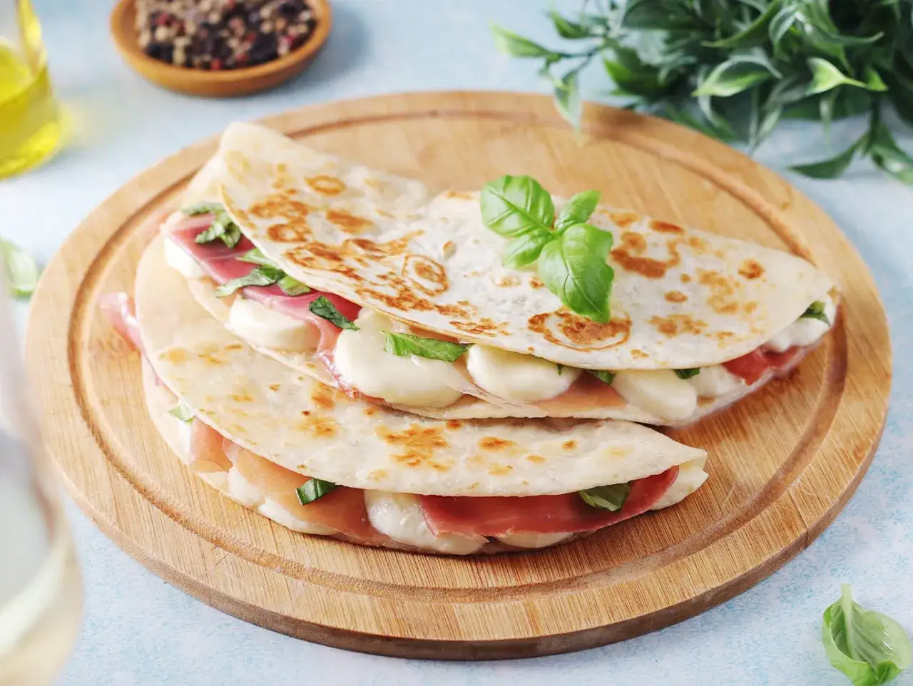 Piadina con prosciutto crudo, mozzarella e basilico, un assaggio di cosa si mangia in Emilia Romagna.