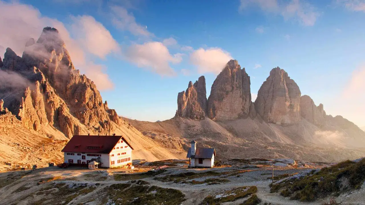 Rifugio e chiesetta ai piedi delle Tre Cime di Lavaredo, un'idea per cosa vedere in 3 giorni nelle Dolomiti.