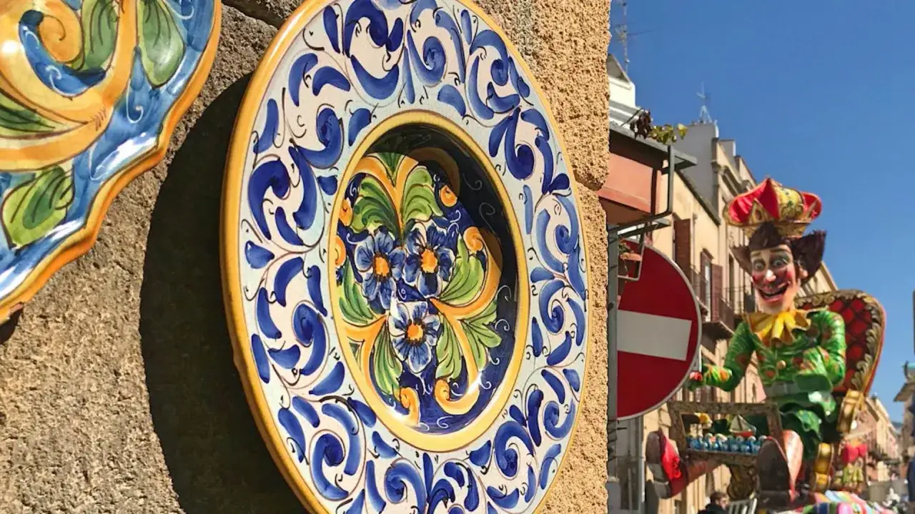 Piatti decorati a Sciacca, cosa vedere: un carnevale colorato con un pupazzo gigante.