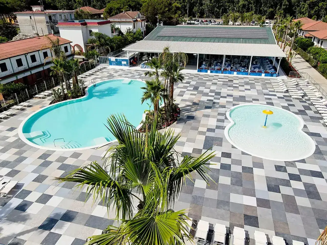 Fruit Village Paestum: recensioni positive per il coral beach, con piscine e aree relax.