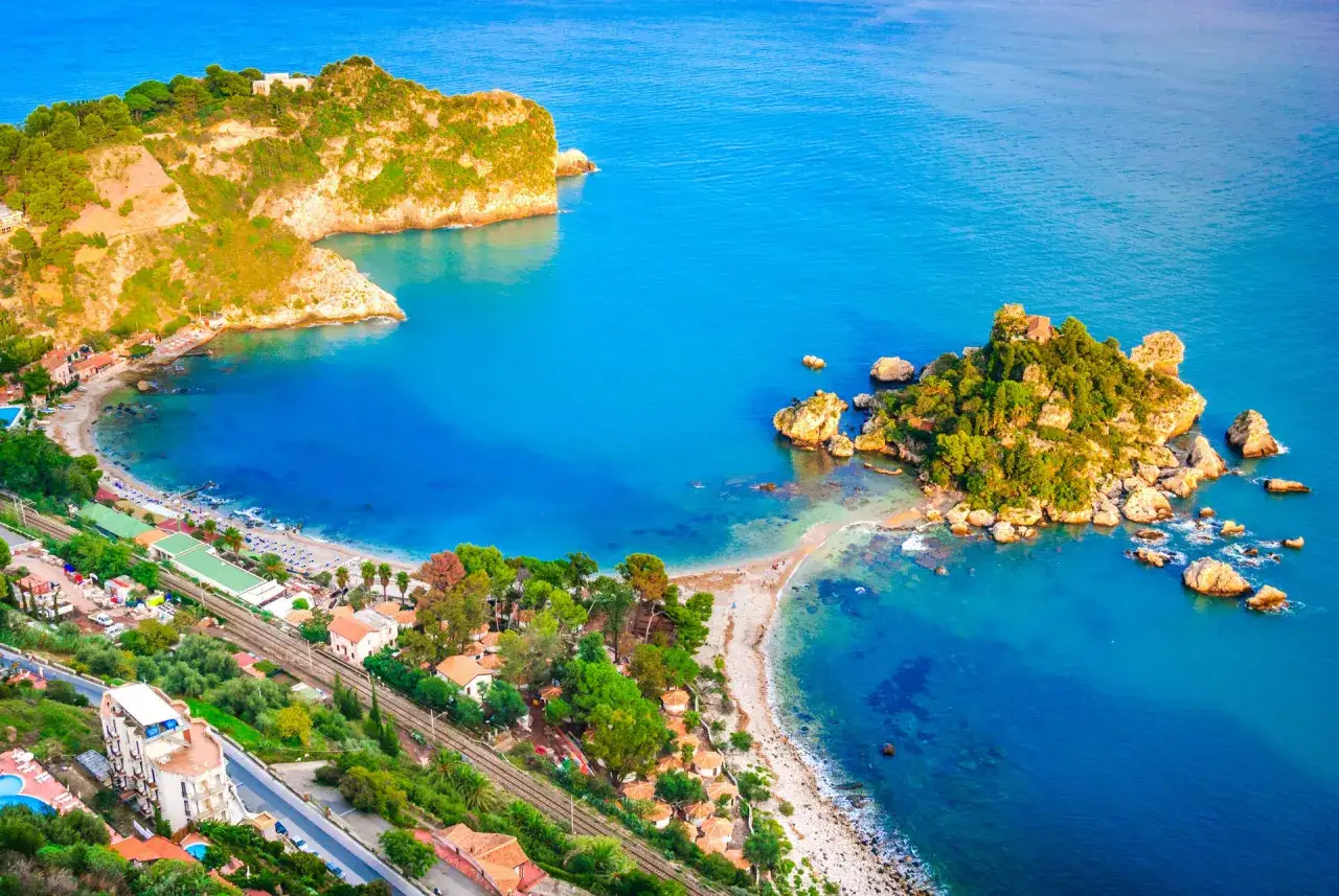 Baia di Isola Bella, un gioiello con rocce e vegetazione lussureggiante, bagnata da il mare più bello della Sicilia.