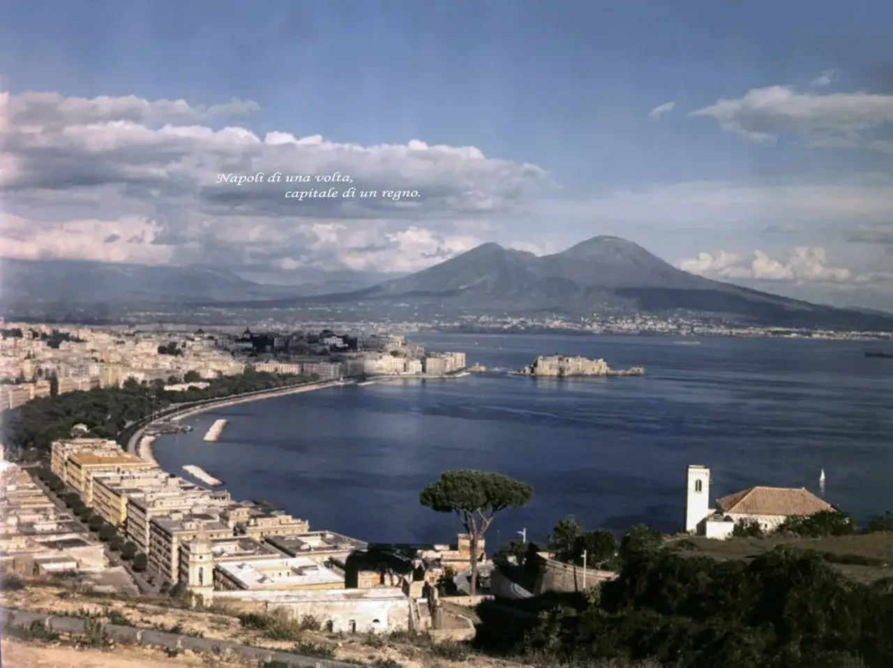 Panoramica di Napoli con il Vesuvio sullo sfondo. Un possibile itinerario Napoli 1 giorno per scoprire la capitale di un regno.