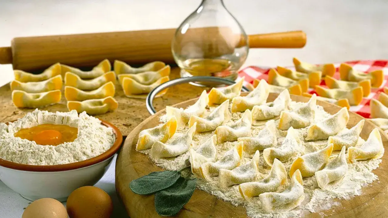 Casoncelli freschi, un classico dei piatti tipici bergamaschi, pronti per essere cucinati. Farina, uova e un mattarello preparano la tavola.