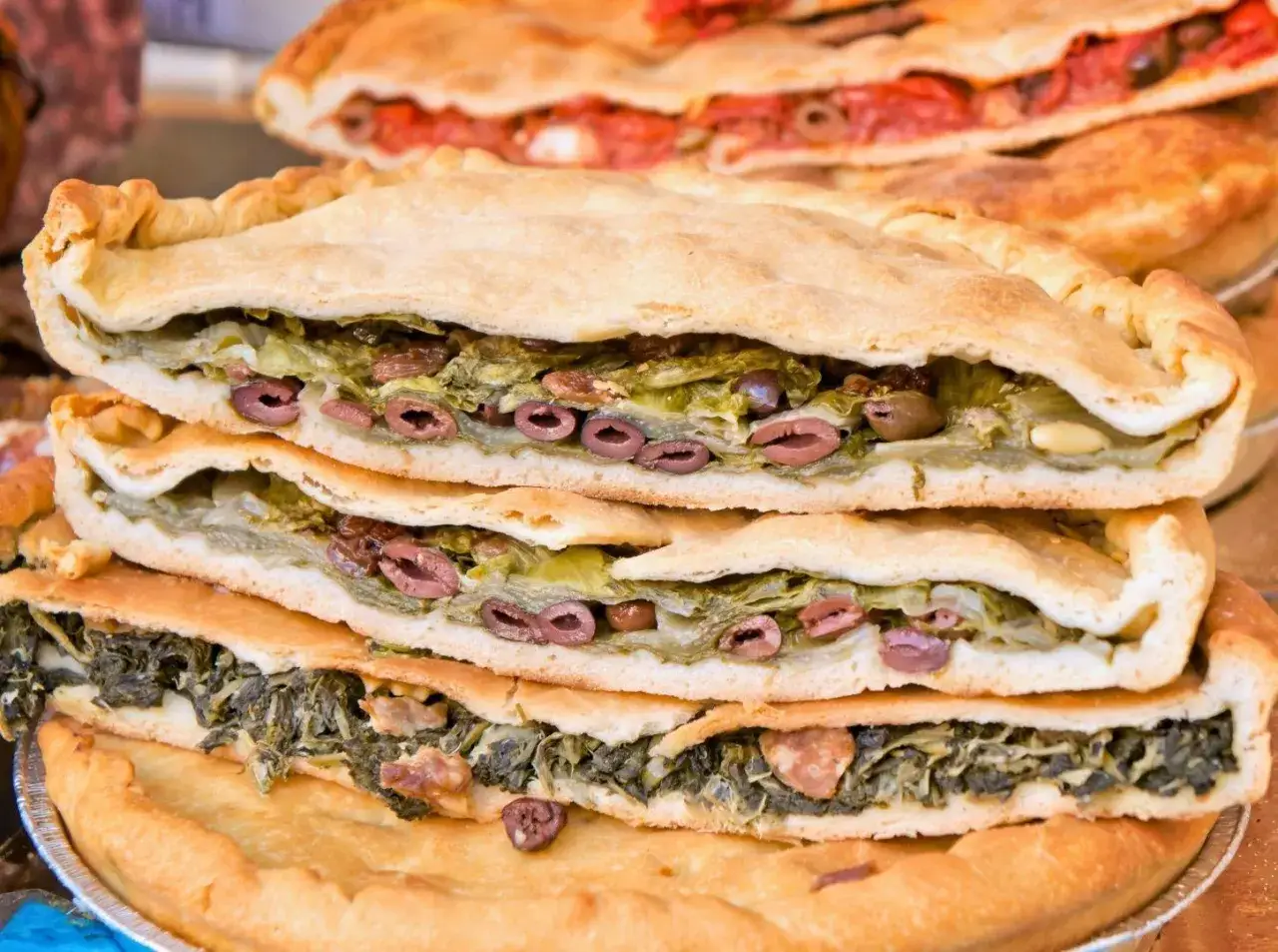 Torta al testo ripiena di verdure e olive, un classico su cosa mangiare a Gaeta.