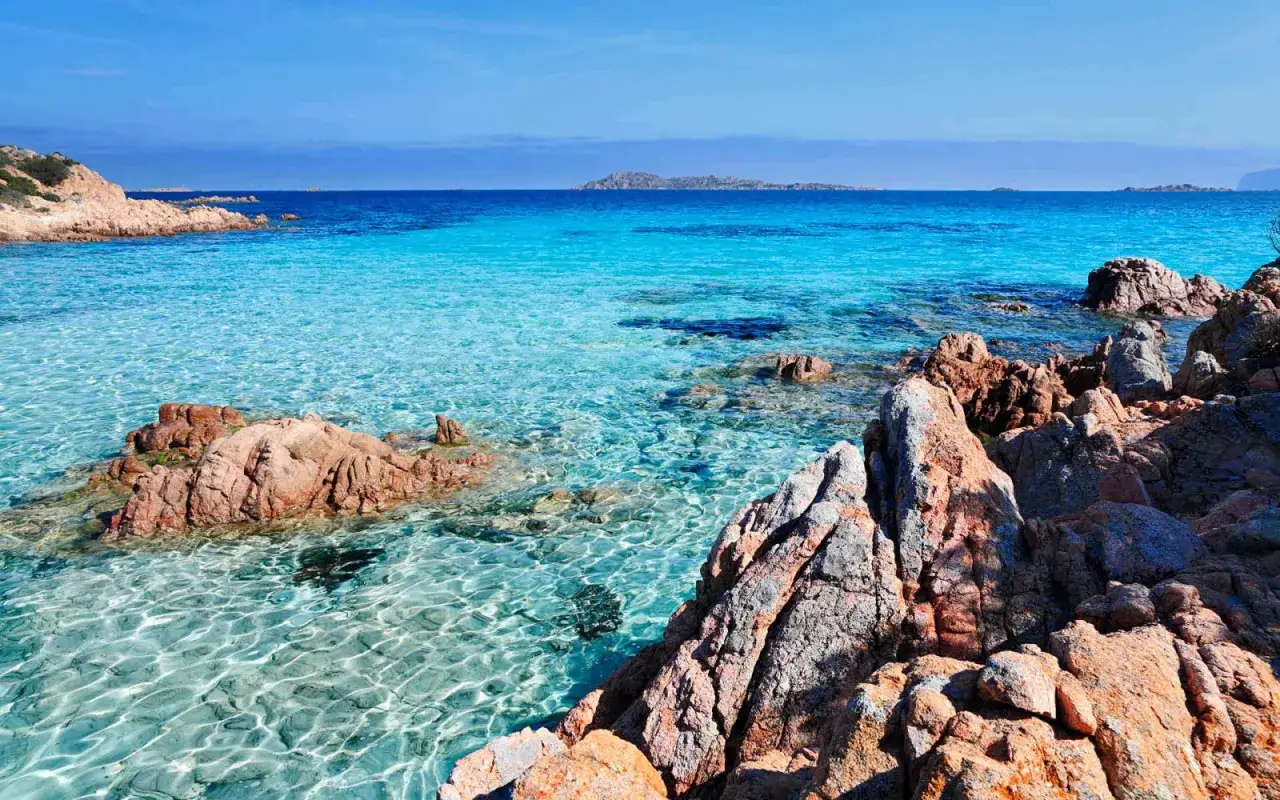 Acque cristalline e rocce rosse, un angolo di paradiso da scoprire tra le meraviglie di cosa vedere a Porto Cervo.
