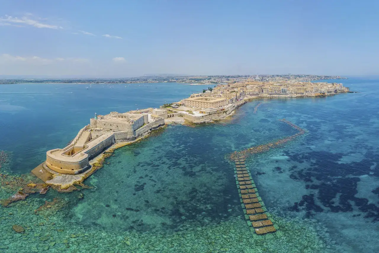 Fortificazioni storiche e citt&agrave; antica su isola, un'idea per cosa vedere a Siracusa e dintorni in 3 giorni.