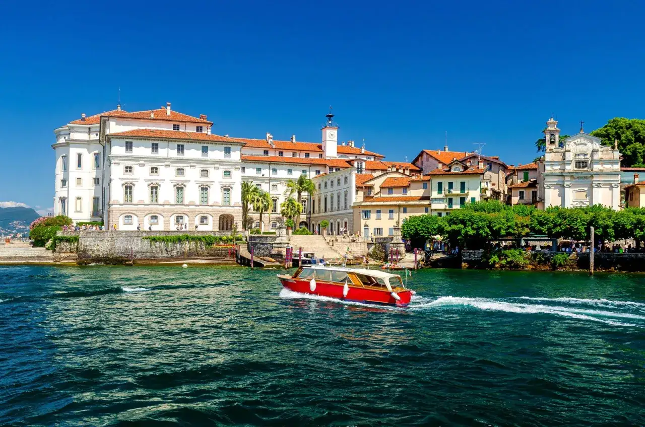 Isola Bella, Stresa: un palazzo bianco, case colorate e un taxi boat rosso sul lago. Ecco cosa vedere a Stresa in un giorno!