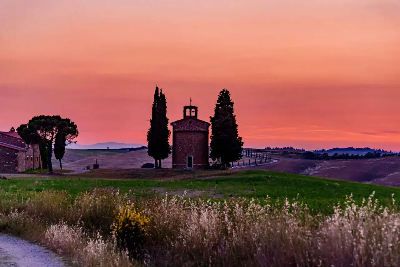 Cappella in Toscana al tramonto, un'idea per cosa vedere a Siena e dintorni in 3 giorni.
