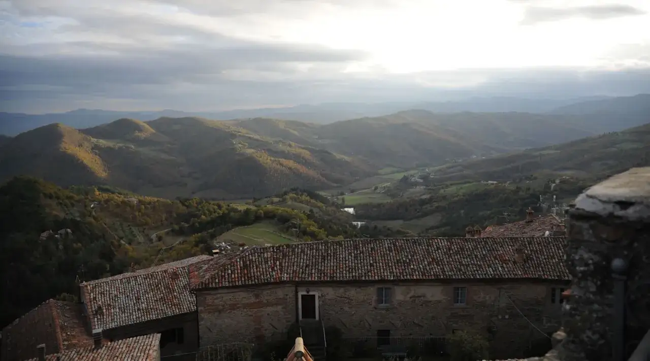 Panorami mozzafiato e tetti in cotto a Monte Santa Maria Tiberina: cosa vedere in questo borgo umbro.